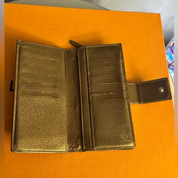 Gold Gucci Bi-Fold Wallet - Picture 4 of 6